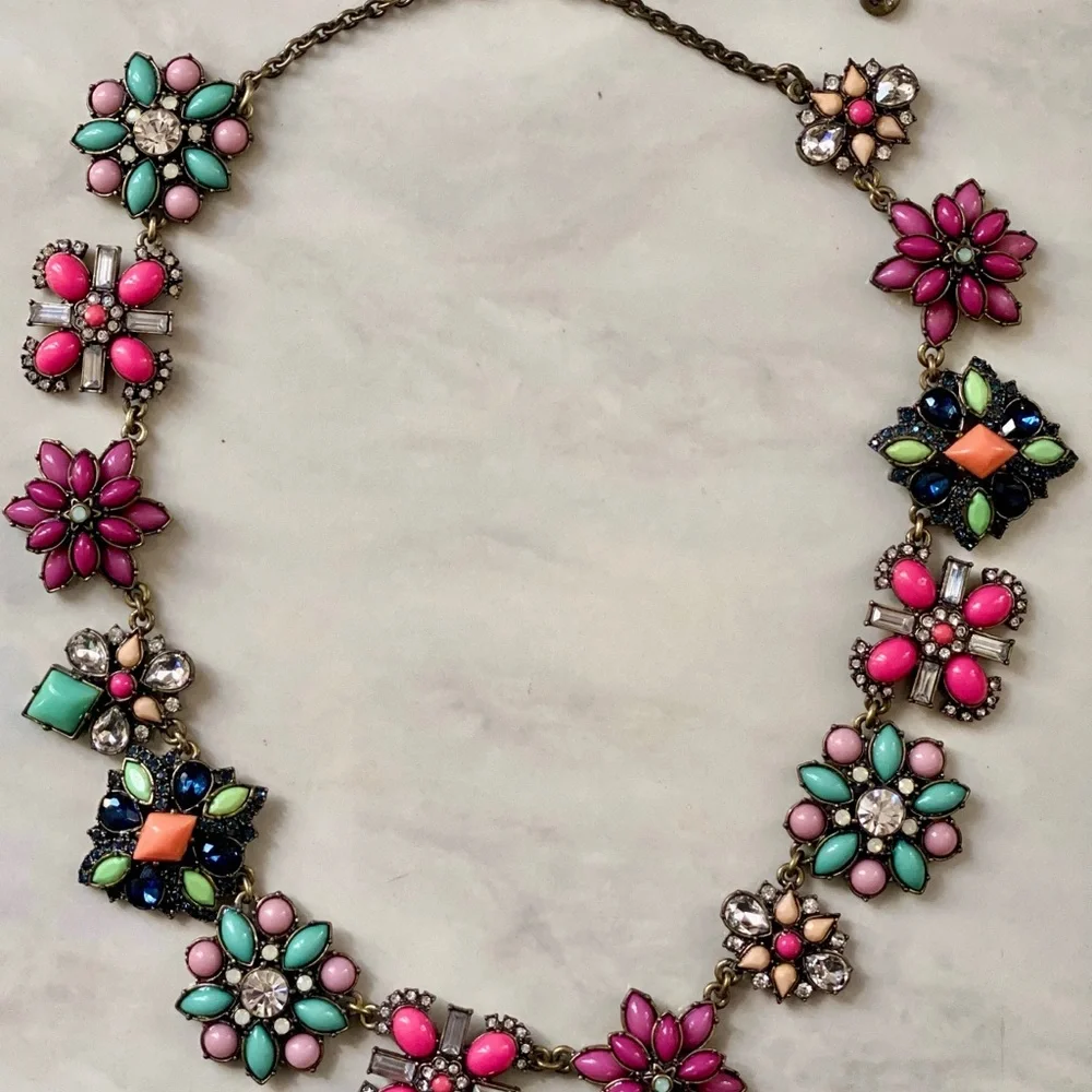 LOFT - Art-Deco Floral Necklace - Picture 4 of 4
